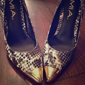 💥REDUCED‼️MIA snake skin & gold toed pointed heel