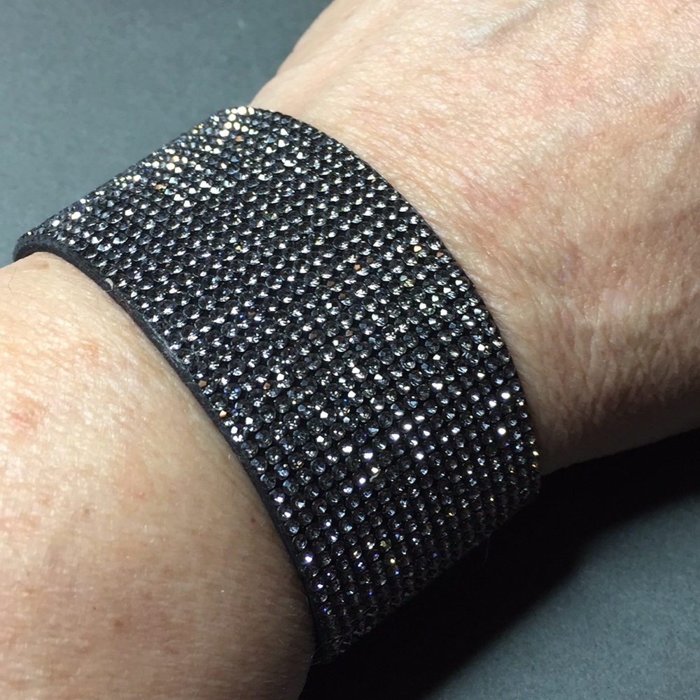 ER45 Black diamond color bracelet w magnetic clasp