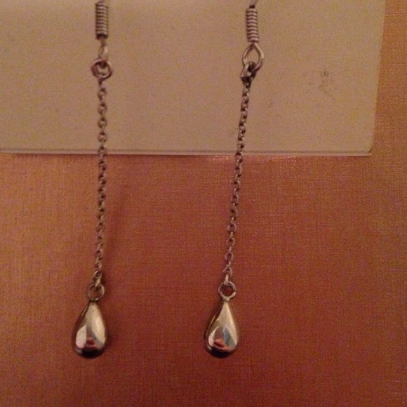 🚫sold out 🚫Sterling silver tear drop earrings - Picture 3 of 3