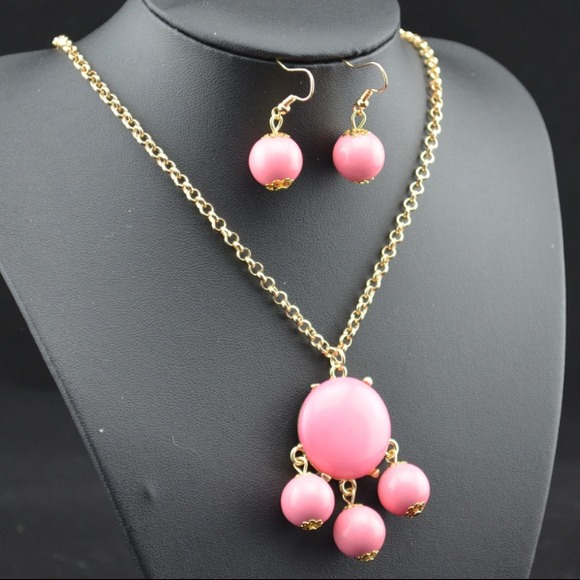 Jewelry - NWT Pastel Pink bubble necklace