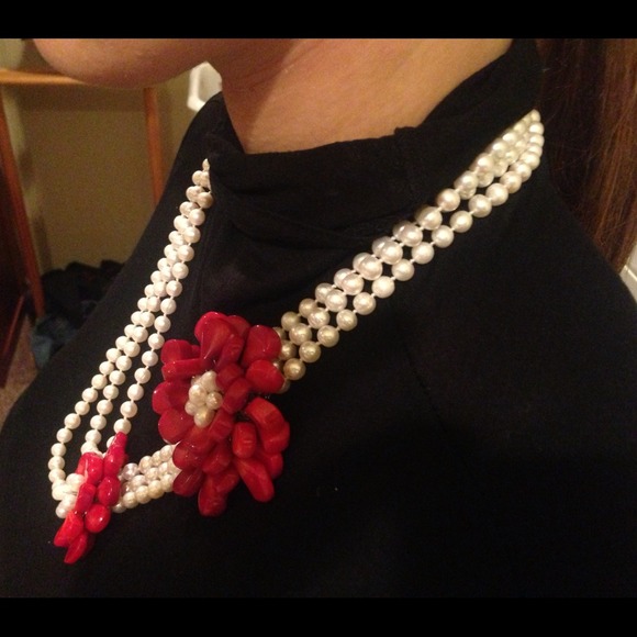 Gorgeous handmade pearl and coral necklace - Picture 1 of 4