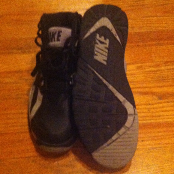 🎉 NIKE SNEAKERS BLACK & GRAY - Picture 3 of 4