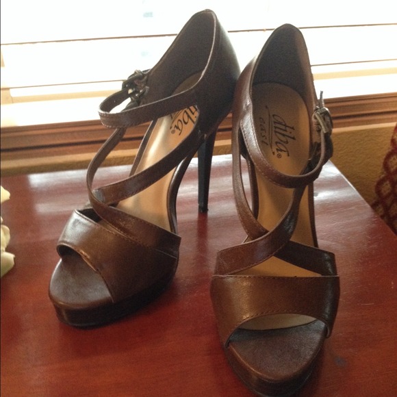 🚫SOLD🚫 Brown Heels - Picture 2 of 4