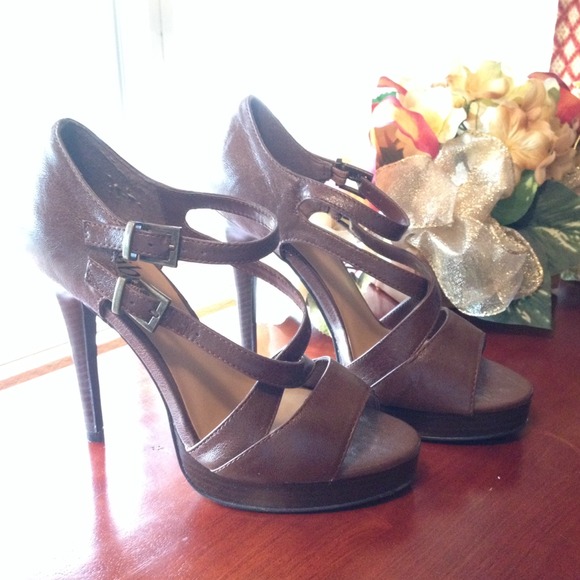🚫SOLD🚫 Brown Heels - Picture 3 of 4