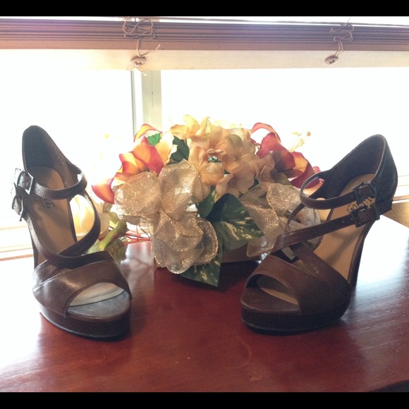 🚫SOLD🚫 Brown Heels - Picture 4 of 4