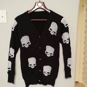 Black sweater with grey skulls S