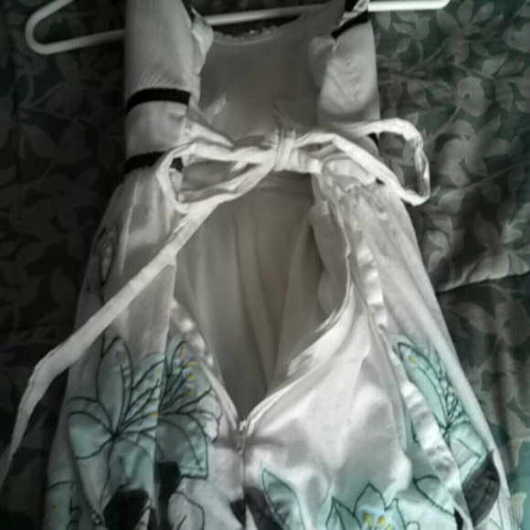 White summer dress - Picture 2 of 4