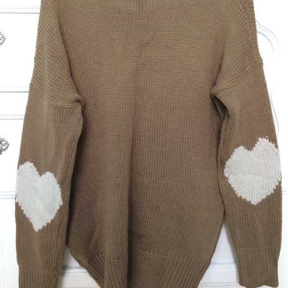 Oversized sweater with heart elbows