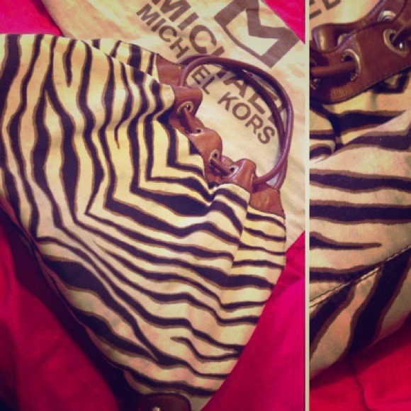 Micheal Kors Canvas Tote 🚩reduced📍