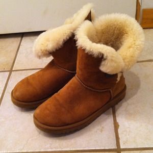 Chestnut Bailey Button Uggs. ✨hold for @ohausten!✨