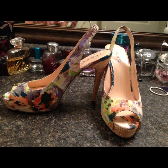 4" GUESS Heels BEAUTIFUL! SIZE 8