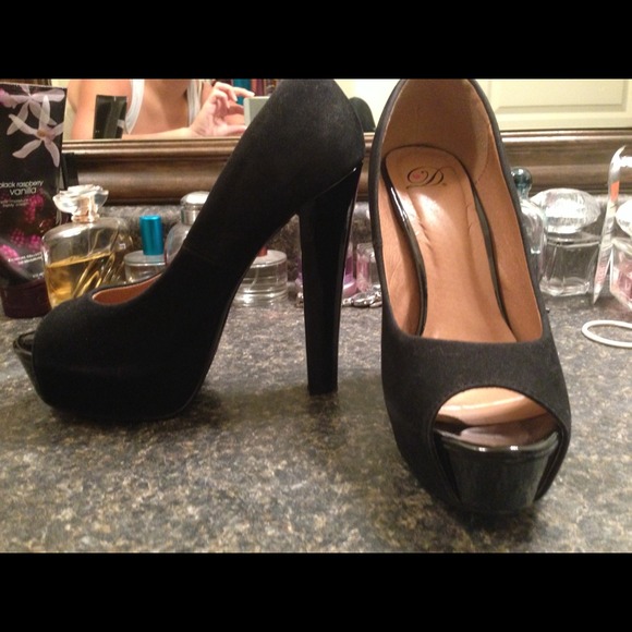 BEAUTIFUL Black faux Suede 5" Heels