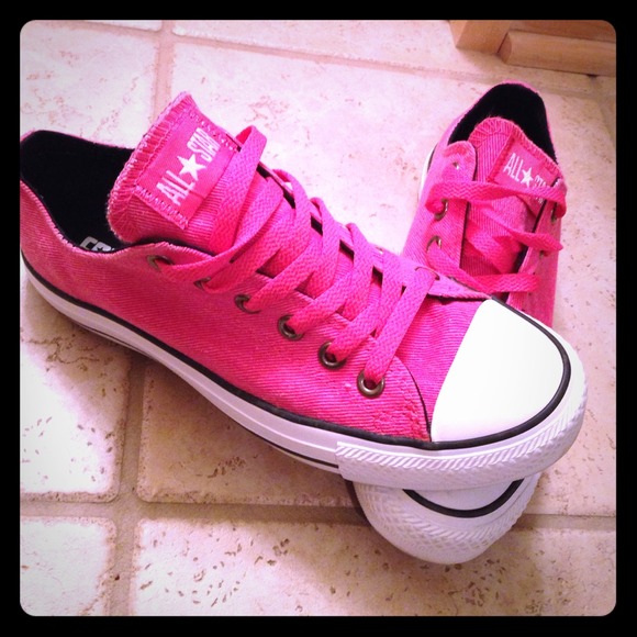 Unique pink me black converse