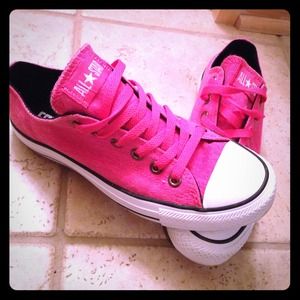Unique pink me black converse