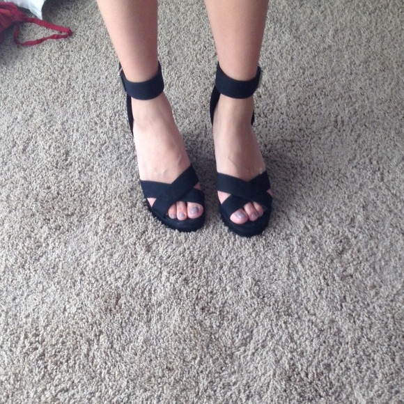 Black wedges