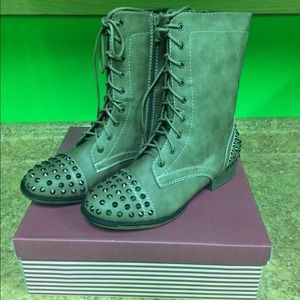 💢💢$30💢💢Taupe studded boots!