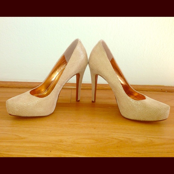 BCBG pumps