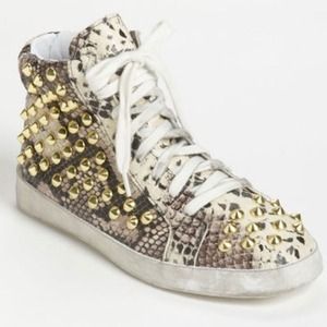 💢💢$40💢💢Steve Madden Snake Print sneaker