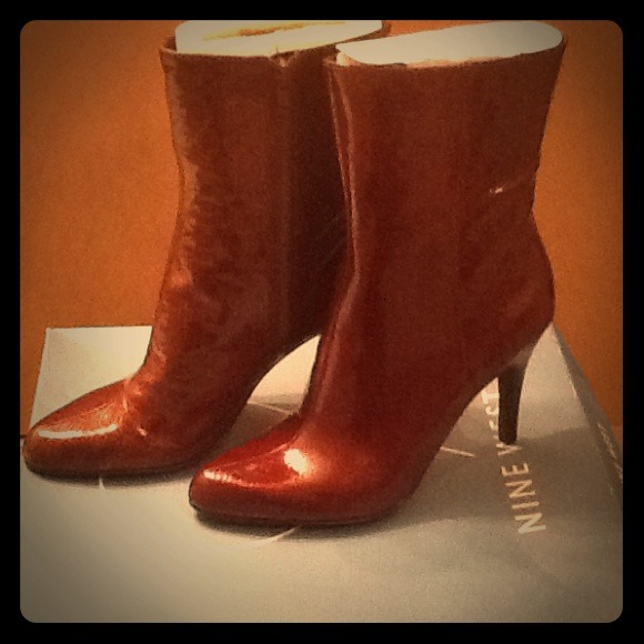 Nine West Size 7 1/2 Bronze