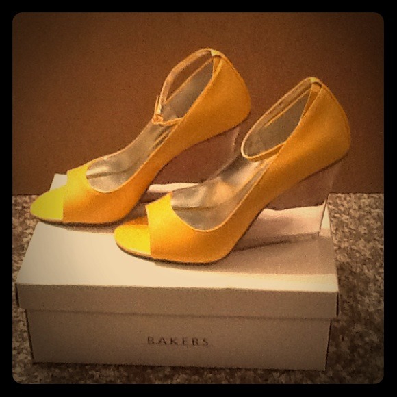 Bakers Wedges Yellow Size 7 1/2