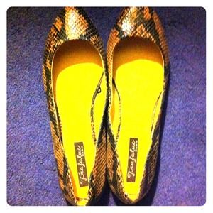 TRAFALUC ZARA snakeskin flats NWOT ( 11 ) ( 41)