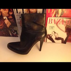 Nine West Black leather Bootie