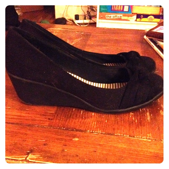 Black wedge heels