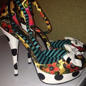 Lounge Days platform shoes. Size 8