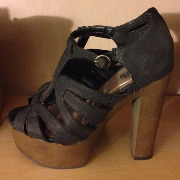 Elegant Black Cutout Heels - Picture 2 of 3