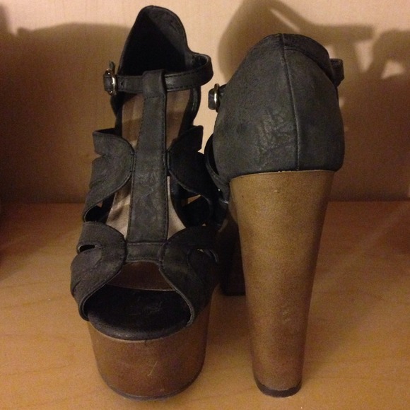 Elegant Black Cutout Heels - Picture 3 of 3