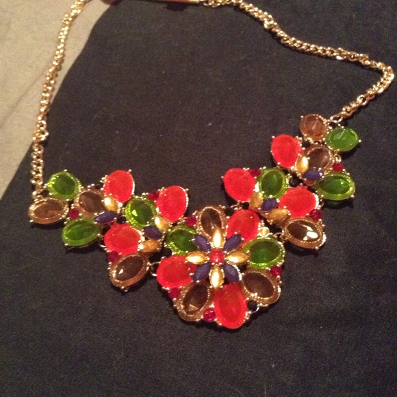 Jewelry - 🌷🌹flowers🌷🌹 clearance. One stone missing