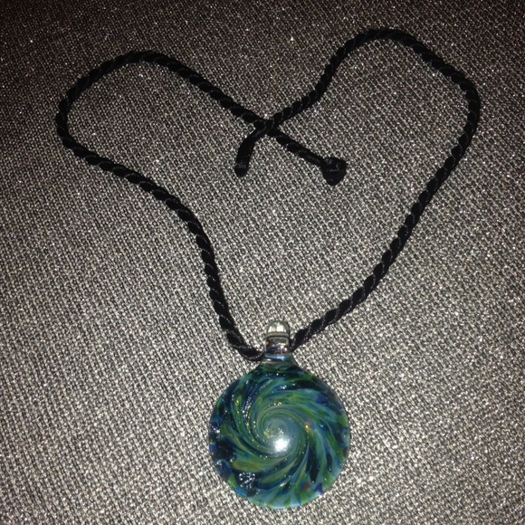 #138. A glass blown pendant from Maui🌺 - Picture 2 of 3