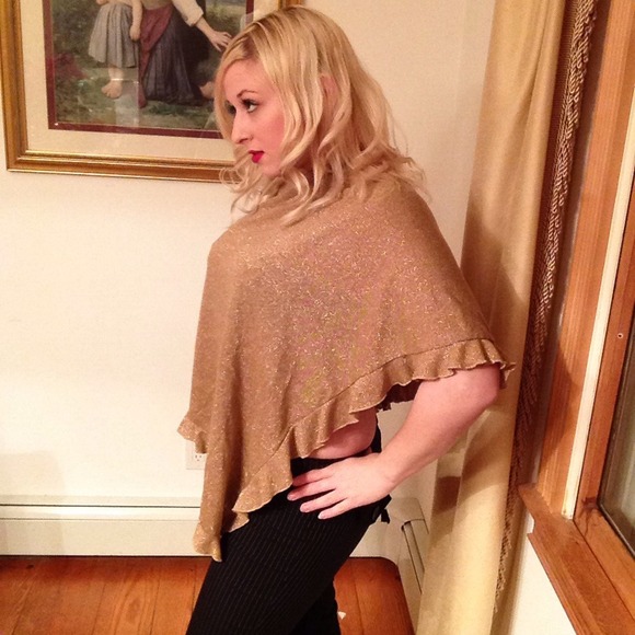 Stunning shimmery gold ruffle cape .Susan Lawrence - Picture 2 of 4