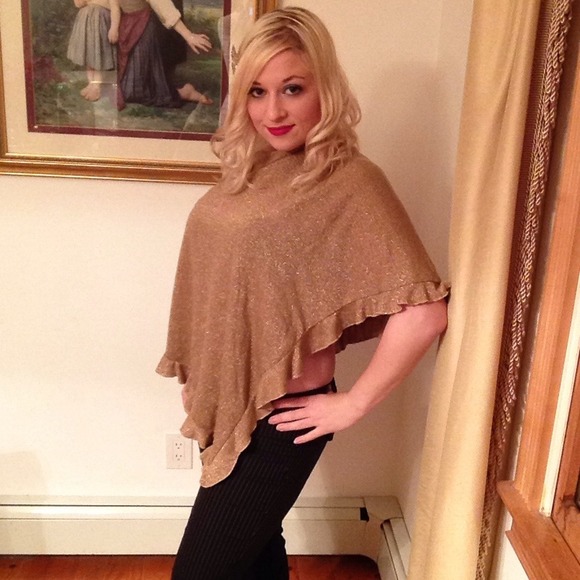 Stunning shimmery gold ruffle cape .Susan Lawrence - Picture 3 of 4