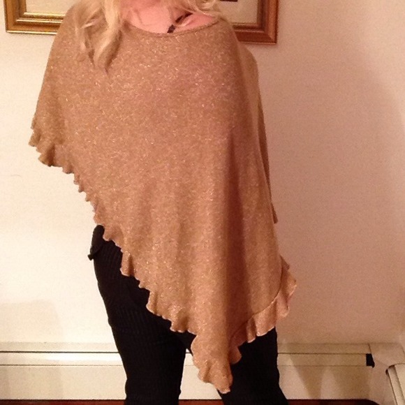 Stunning shimmery gold ruffle cape .Susan Lawrence - Picture 4 of 4