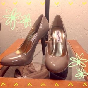 Nude Patent Pumps