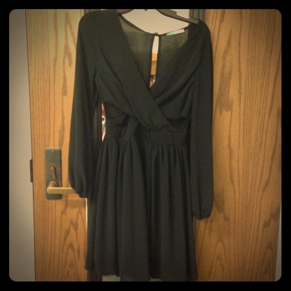🚫SOLD IN BUNDLE🚫Cut-out black dress! - Picture 1 of 3