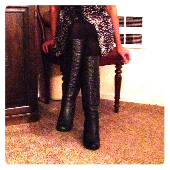 Additional photos of the black wedge boots.