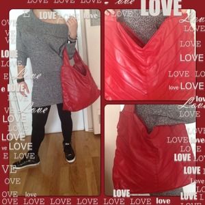 A classy red purse!!😊