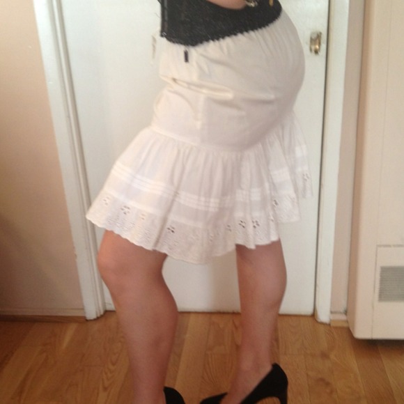 A white stylish skirt for everywhere you go!! - Picture 2 of 4