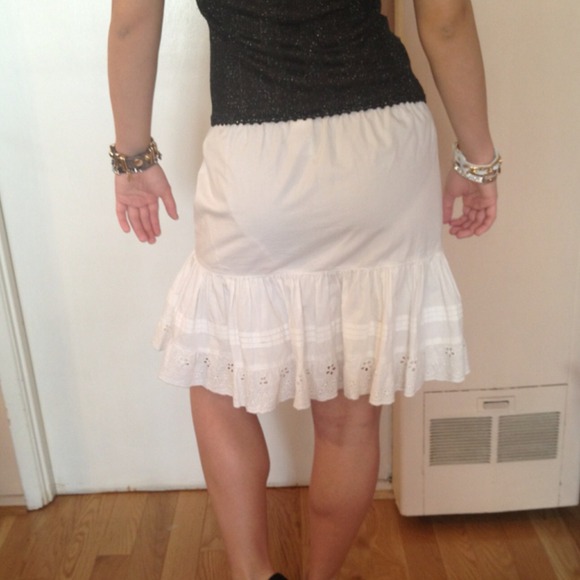 A white stylish skirt for everywhere you go!! - Picture 3 of 4