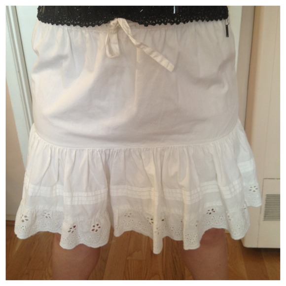 A white stylish skirt for everywhere you go!! - Picture 4 of 4