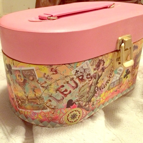 Makeup/jewelry box