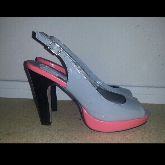 Color - block, peep-toe heels
