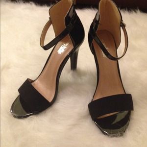 Single strap minimalist black heels