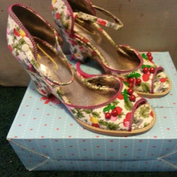 Shirly Temple, Size 7 Poetic License Shoes