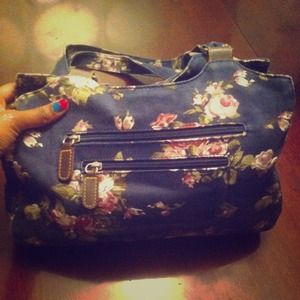 ✨Amazingly CUTE denim flower pattern purse !✨