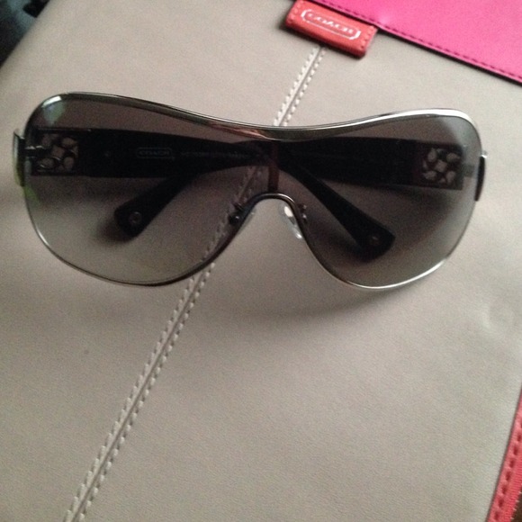 SOLD. 💕HOST PICK 💕💕COACH Reagan sunglasses. - Picture 2 of 4