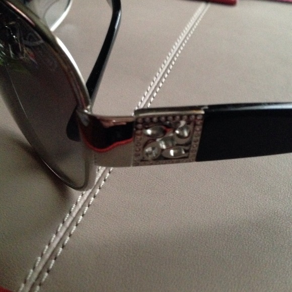 SOLD. 💕HOST PICK 💕💕COACH Reagan sunglasses. - Picture 3 of 4