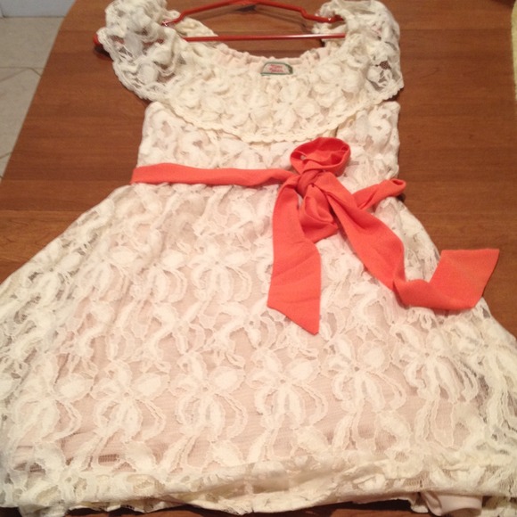 *Hold for @cbvixen* Lace Dress with Belt